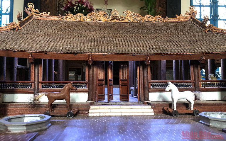 Chi tiết ông Hùng tâm đắc nhất là cánh cửa làng có thể đóng mở như thật. Độc đáo ngôi đình làm bằng gỗ gụ nhỏ nhất Việt Nam -0