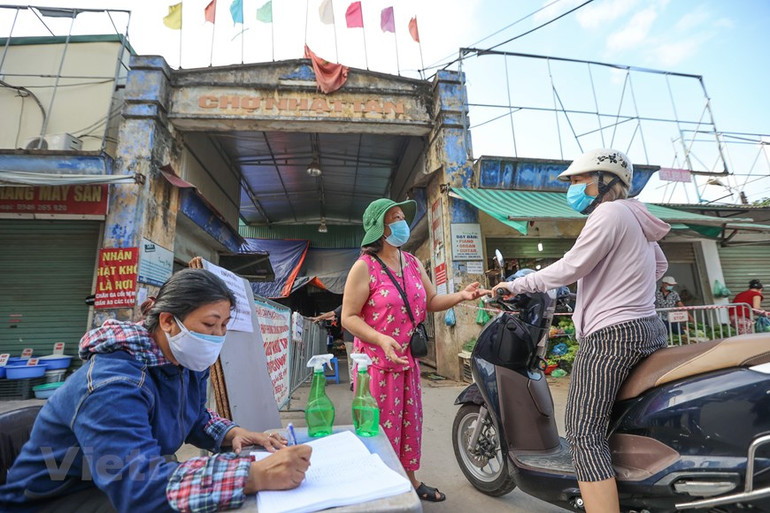 Người dân Thủ đô xếp hàng dùng thẻ để đi chợ thời Covid-19 -0