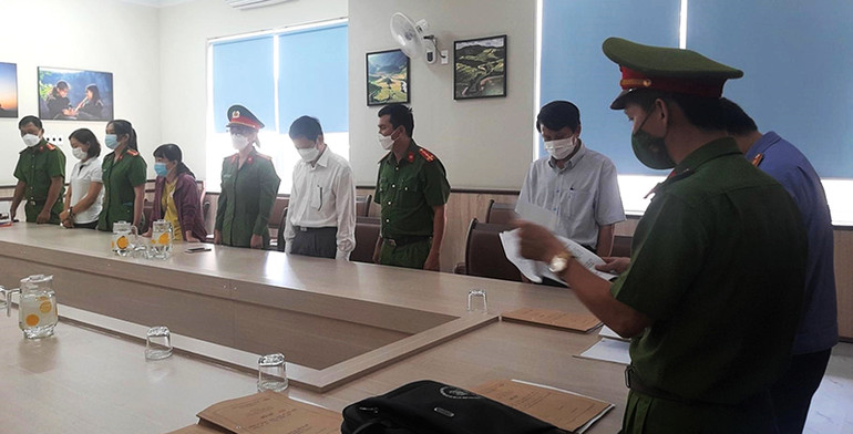Các cơ quan chức năng tống đạt các quyết định khởi tố, lệnh bắt tạm giam tại CDC vào trưa 27/5. Khởi tố, bắt tạm giam Giám đốc CDC Đắk Lắk và các thuộc cấp liên quan vụ Công ty Việt Á -0