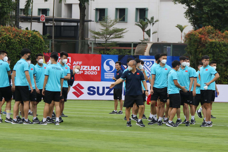 Tuyển Việt Nam thăm quan sân Bishan, làm quen không gian thi đấu trước trận khai màn -0