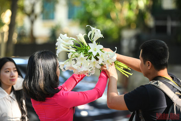 Tháng tư mùa hoa loa kèn tinh khôi xuống phố Hà Nội -0