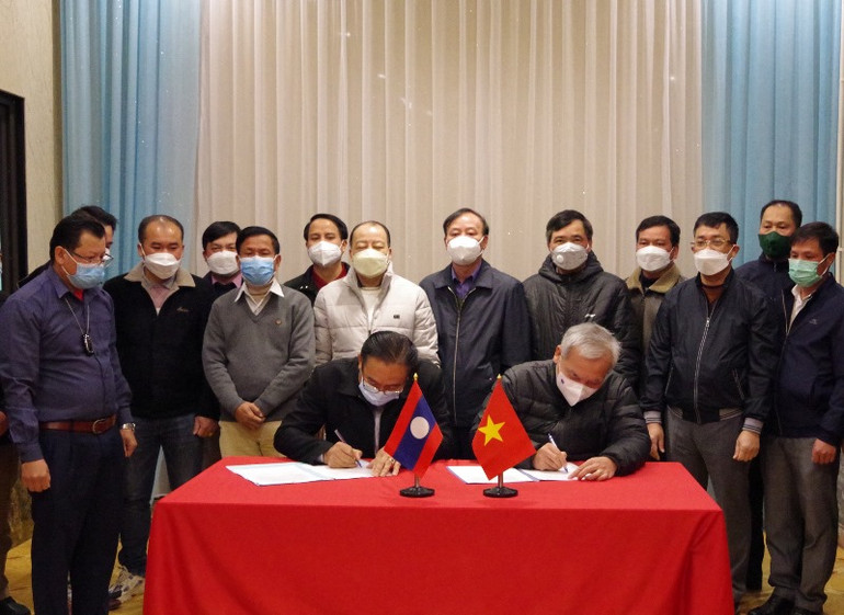 Cắm cọc dấu điểm đặc trưng của đường biên giới Việt Nam-Lào -0