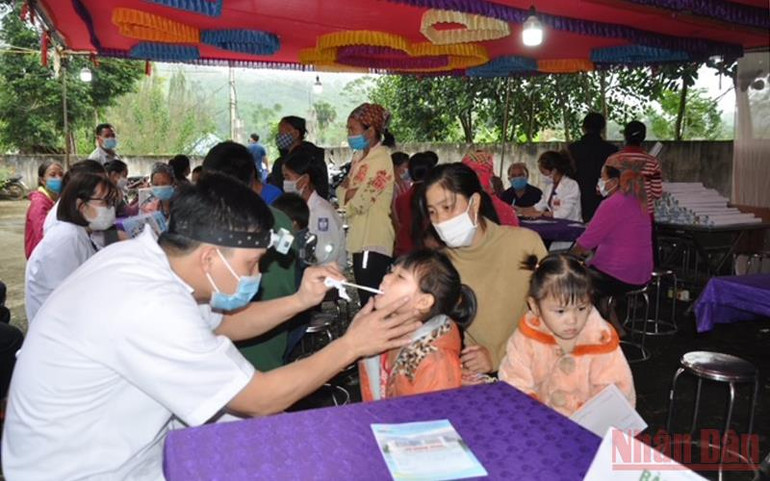 Bác sĩ Bệnh viện Đa khoa Phương Bắc (Tuyên Quang) khám bệnh, tư vấn sức khỏe và cấp phát thuốc miễn phí cho nhân dân thôn Thượng Minh. Tuyên Quang triển khai nhiều hoạt động trong tháng cao điểm “Vì người nghèo” -0