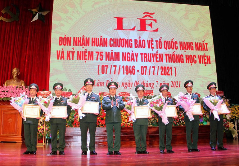 Trung tướng Hoàng Văn Minh, Giám đốc Học viện Lục quân biểu dương bảy tập thể xuất sắc. Học viện Lục quân đón nhận Huân chương Bảo vệ Tổ quốc hạng nhất -0