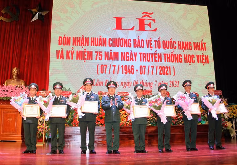 Học viện Lục quân đón nhận Huân chương Bảo vệ Tổ quốc hạng nhất -0