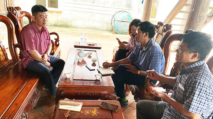 Chủ tịch UBND xã Ia Lốp Đoàn Minh Thuận trao đổi với các phóng viên về tình trạng phá rừng trên địa bàn. Xót xa rừng tự nhiên vùng biên Đắk Lắk bị tàn phá (Kỳ 1) -0
