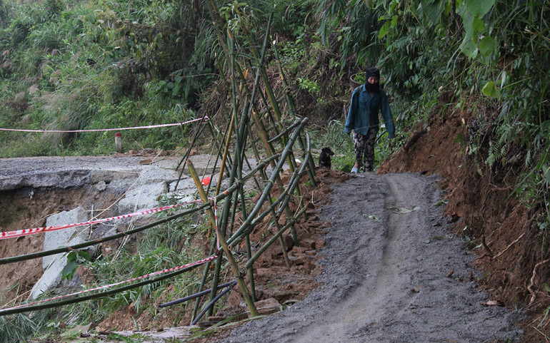 Mưa lũ gây sạt lở nghiêm trọng bờ sông, bờ biển và hạ tầng giao thông tại Quảng Ngãi -0
