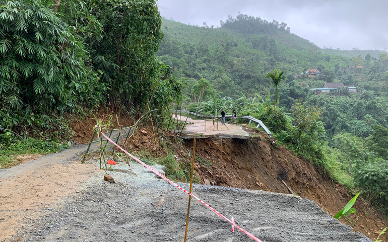 Mưa lũ gây sạt lở nghiêm trọng bờ sông, bờ biển và hạ tầng giao thông tại Quảng Ngãi -0