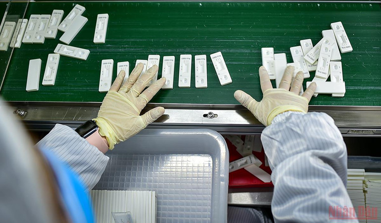 Cận cảnh quy trình sản xuất kit Test nhanh kháng nguyên SARS-CoV-2 “Made in Viet Nam” -0