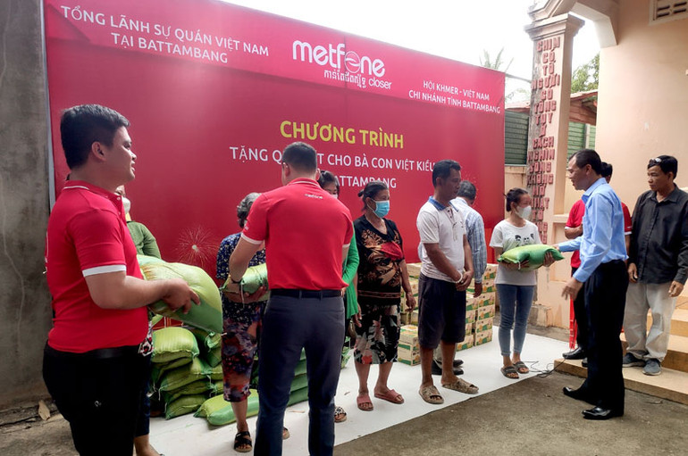 Đại diện Tổng Lãnh sự quán và Công ty Metfone trên địa bàn trao quà Tết cho bà con. Tổng Lãnh sự quán Việt Nam tại Battambang tổ chức chương trình Xuân Quê hương -0