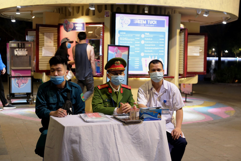 Phố đi bộ hồ Gươm vắng vẻ ngày đầu hoạt động trở lại -0