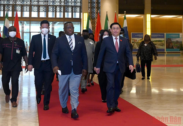 Chủ tịch Quốc hội Vương Đình Huệ tiếp Tổng thống nước Cộng hòa Sierra Leone -3
