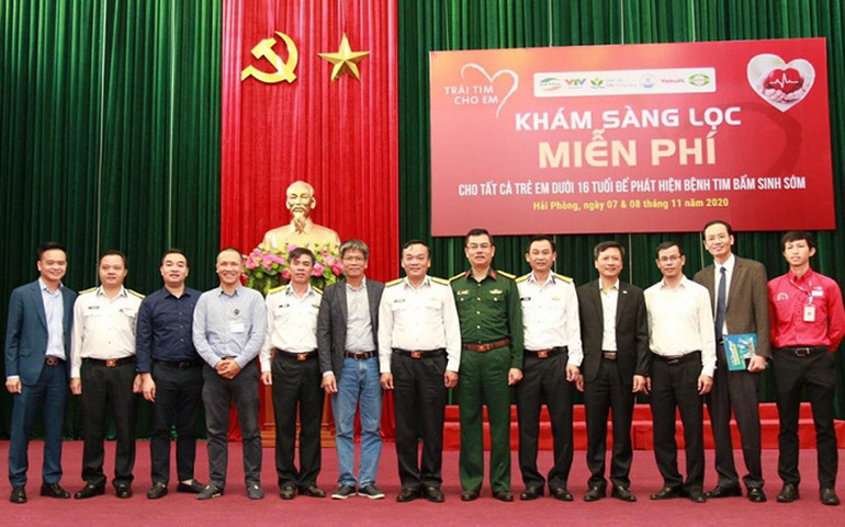 Đại diện chính quyền địa phương, Bệnh viện Nhi Trung ương, Bệnh viện Y học hải quân cùng các doanh nghiệp đồng hành với chương trình. Khám sàng lọc tim miễn phí cho gần 1.800 trẻ em -0