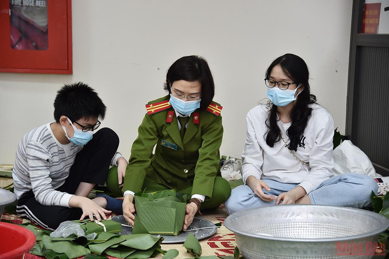 Những người lính đi cùng mùa xuân -0