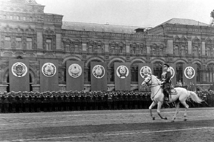 Nguyên soái Liên Xô Zhukov chào đón các chiến sĩ Hồng quân tham dự Lễ duyệt binh mừng chiến thắng tại Quảng trường Đỏ ở thủ đô Moskva, ngày 24/6/1945. (Ảnh: Tư liệu quốc tế) Ngày Chiến thắng phát xít - mốc son sáng ngời trong lịch sử thế giới -0