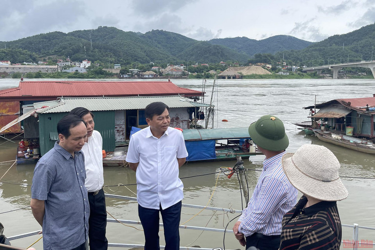Thứ trưởng Nguyễn Hoàng Hiệp (giữa) chỉ đạo công tác phòng chống thiên tai tại Hòa Bình. Kiểm tra công tác xả lũ tại Hòa Bình -0