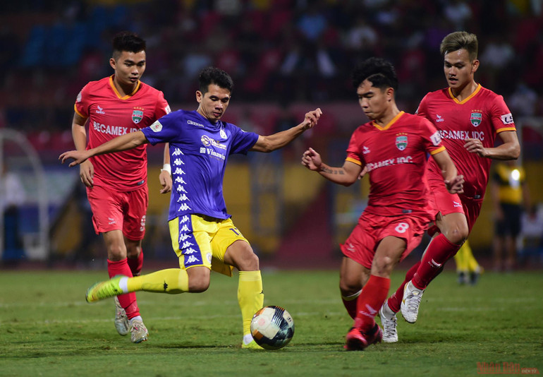 Quang Hải tỏa sáng, Hà Nội giành ngôi đầu bảng V-League -0
