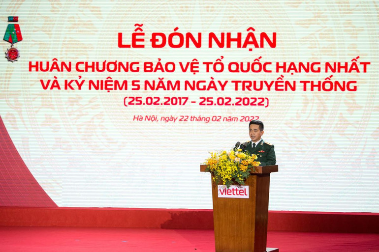 Trung tá Vũ Tuấn Anh, Viện trưởng Viện Hàng không vũ trụ Viettel phát biểu tại buổi lễ. Viện Hàng không Vũ trụ Viettel đón nhận Huân chương Bảo vệ Tổ quốc hạng Nhất -0