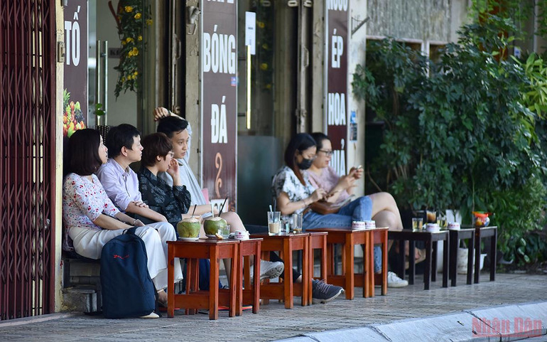 Hà Nội dần trở lại với nhịp sống bình thường mới -0