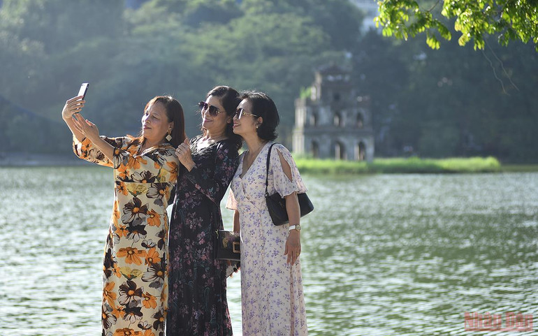 Hà Nội dần trở lại với nhịp sống bình thường mới -0