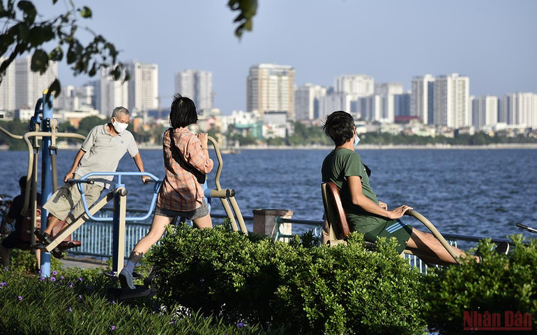 Hà Nội dần trở lại với nhịp sống bình thường mới -0