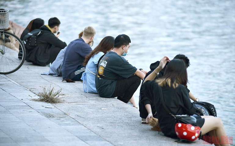 Hà Nội dần trở lại với nhịp sống bình thường mới -0