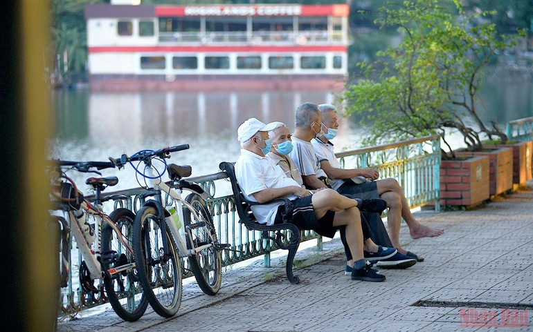 Hà Nội dần trở lại với nhịp sống bình thường mới -0