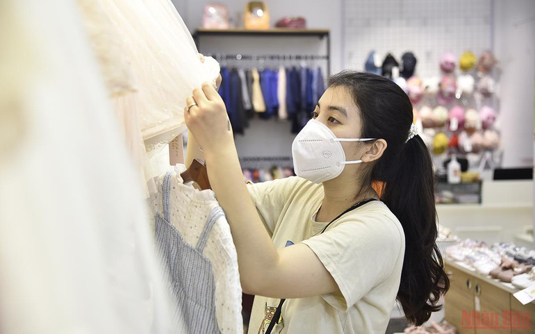 Hà Nội dần trở lại với nhịp sống bình thường mới -0