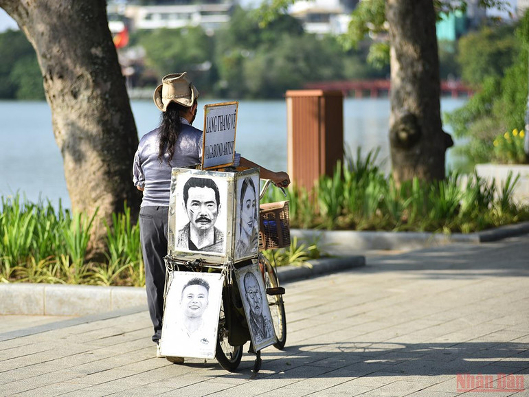 Hà Nội dần trở lại với nhịp sống bình thường mới -0