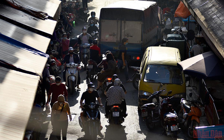 Hà Nội dần trở lại với nhịp sống bình thường mới -0