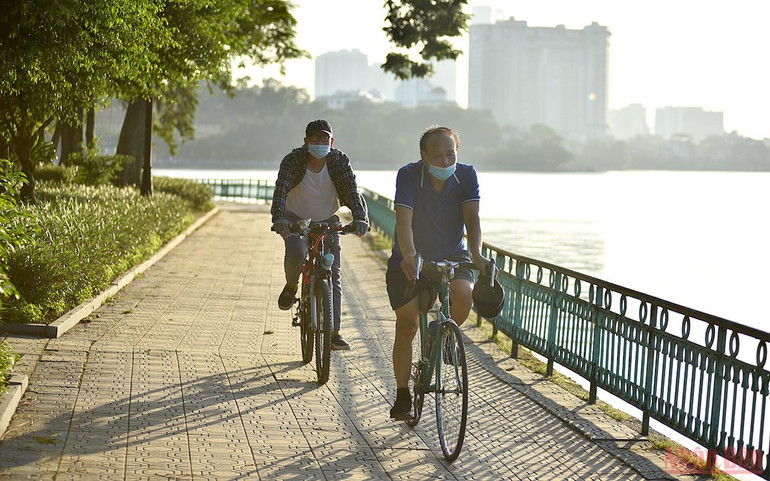 Hà Nội dần trở lại với nhịp sống bình thường mới -0