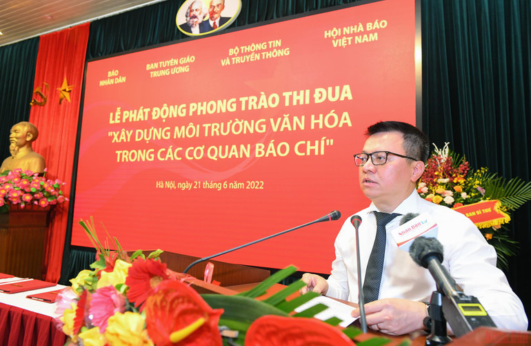 Đồng chí Lê Quốc Minh, Ủy viên Trung ương Đảng, Tổng Biên tập Báo Nhân Dân cảm ơn những tình cảm, lời chúc tốt đẹp của các đồng chí lãnh đạo Đảng, Nhà nước đối với những người làm báo cả nước nhân dịp kỷ niệm 97 năm Ngày Báo chí cách mạng Việt Nam. (Ảnh: THÀNH ĐẠT) Phát động phong trào thi đua “Xây dựng môi trường văn hóa trong các cơ quan báo chí” -0