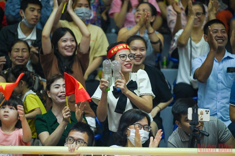 Người hâm mộ phấn khích với màn trình diễn của cầu mây nữ Việt Nam -0