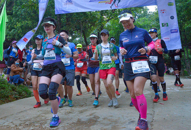 Gần 150 vận động viên tham gia Giải Marathon xuyên rừng tại Lai Châu -0