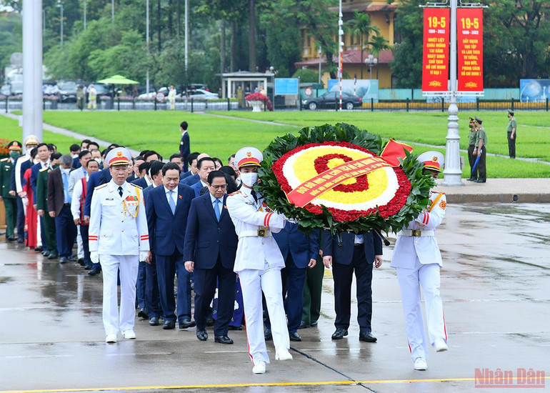 Vòng hoa của đoàn mang dòng chữ “Đời đời nhớ ơn Chủ tịch Hồ Chí Minh vĩ đại - Quốc hội nước Cộng hòa xã hội chủ nghĩa Việt Nam khóa XV - Kỳ họp thứ ba”. Các đại biểu Quốc hội vào Lăng viếng Chủ tịch Hồ Chí Minh -0