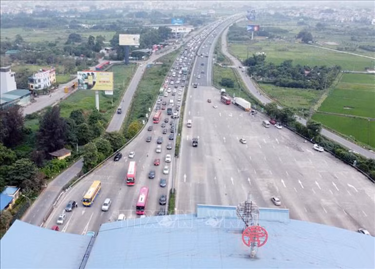 Cửa ngõ Thủ đô ùn tắc kéo dài trong ngày đầu kỳ nghỉ lễ 30/4-1/5 -0