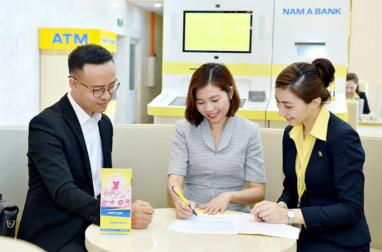 Khách hàng giao dịch tại Nam A Bank. Nam A Bank - quý 1-2021 tăng trưởng nhiều chỉ tiêu quan trọng -0