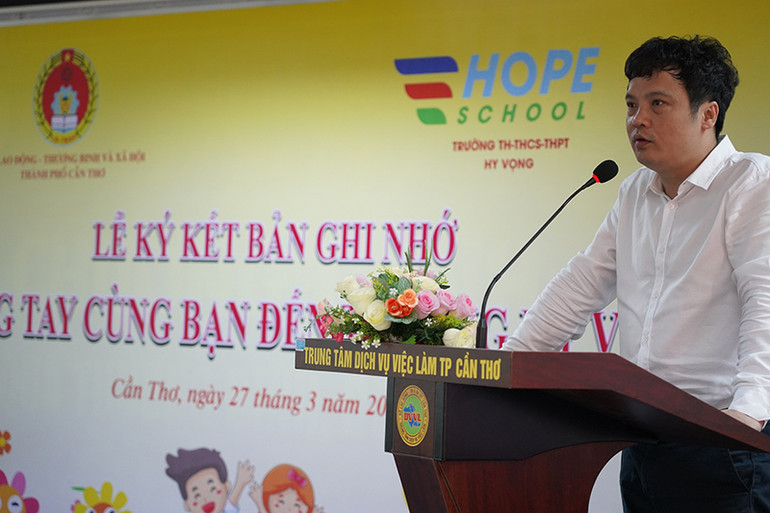 Ông Nguyễn Văn Khoa, Tổng Giảm đốc FPT phát biểu tại Lễ ký kết Biên bản ghi nhớ “Chung tay cùng bạn đến Trường Hy Vọng”. Xây dựng 200 cây cầu Hy Vọng -0