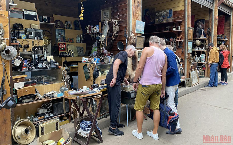 Check-in khu chợ bán đồ lưu niệm đầy màu sắc ở Moskva -0