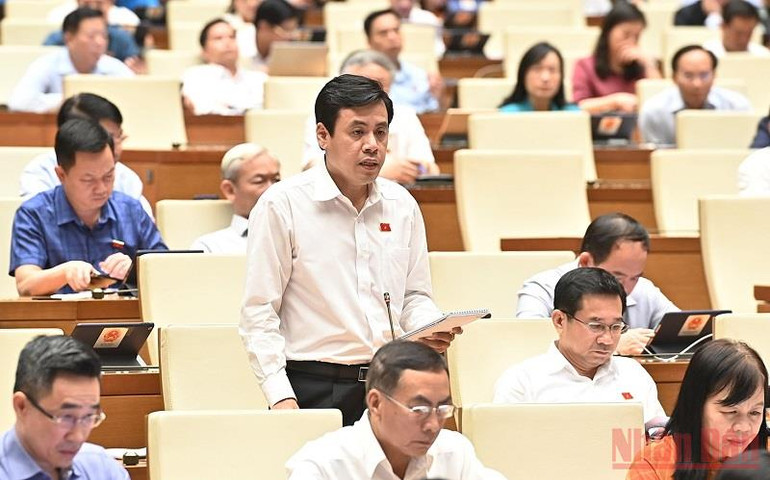 Đại biểu Trần Anh Tuấn (TP Hồ Chí Minh) phát biểu thảo luận. (Ảnh: LINH KHOA) Bộ trưởng: Quy hoạch theo pháp luật chuyên ngành về xây dựng và đô thị được triển khai ổn định -0