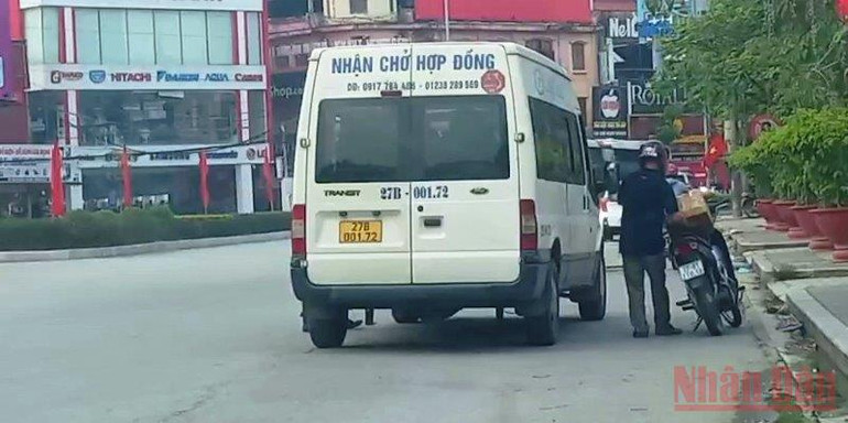 Cảnh xe khách ngang nhiên dừng, đỗ đón khách tại khu vực vòng xuyến dưới chân Tượng đài Chiến thắng Điện Biên Phủ. Điện Biên kiên quyết xử lý “xe dù”, “bến cóc” -0
