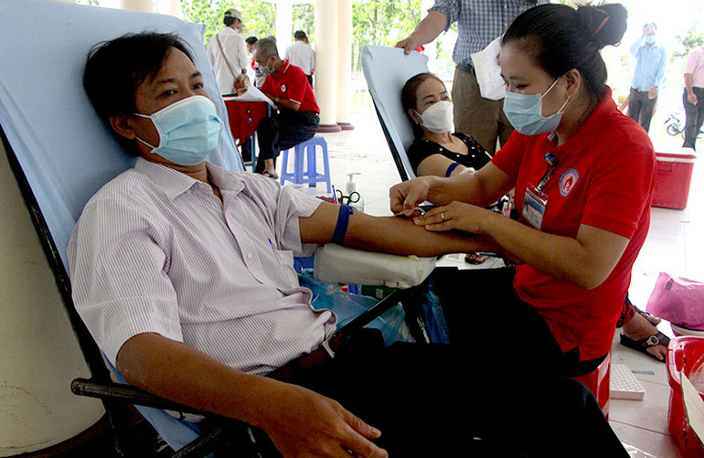 Người dân tham gia hiến máu nhân đạo. Hậu Giang phát động Tháng nhân đạo năm 2022 -0