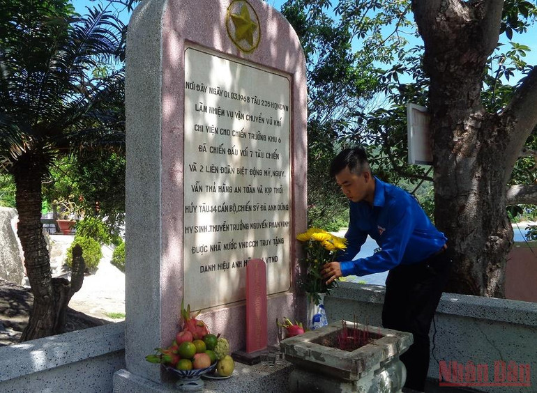 Nơi đây, Hòn Hèo và con tàu C235 -0