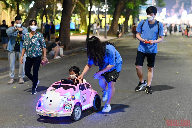  Hà Nội chính thức mở lại phố đi bộ hồ Gươm từ 18/3 -0