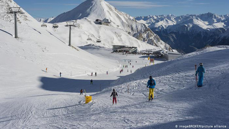 Châu Âu kêu gọi thắt chặt biện pháp chống Covid-19 mùa du lịch cuối năm -0