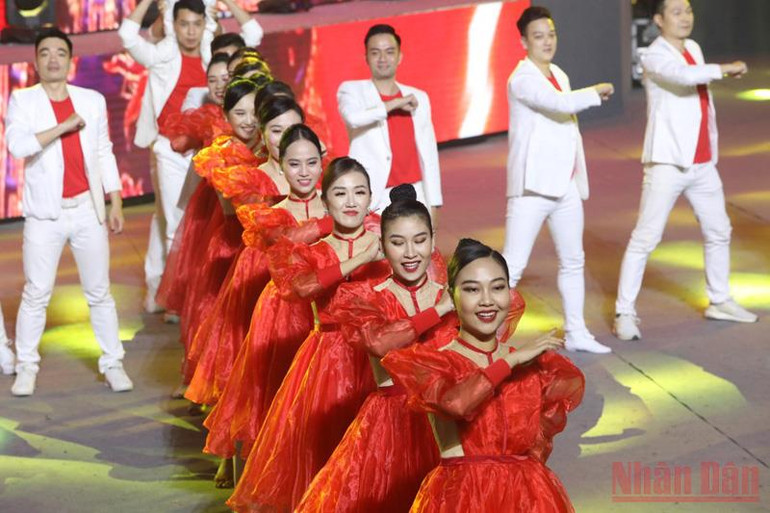 (Ảnh: KHIẾU MINH) Lễ bế mạc SEA Games 31: Hội tụ để tỏa sáng -0
