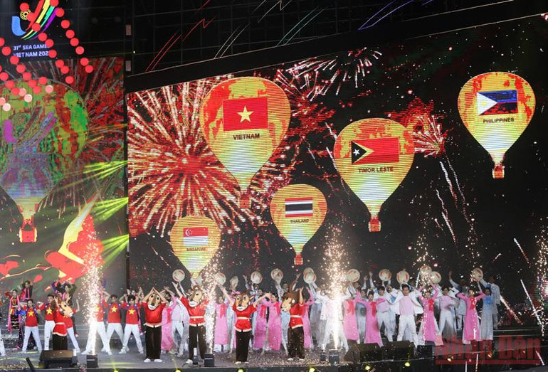 (Ảnh: KHIẾU MINH) Lễ bế mạc SEA Games 31: Hội tụ để tỏa sáng -1