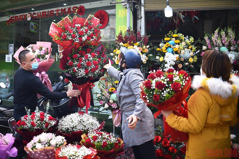 Thị trường quà tặng Valentine 2022: Đa dạng sản phẩm, mua sắm online lên ngôi -0