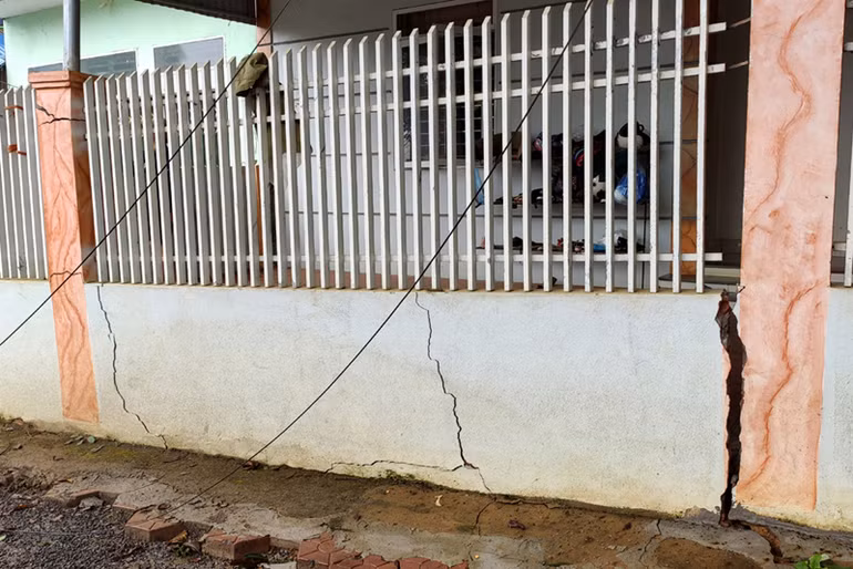 Sụt hố cát-tơ, nhiều hộ dân phải sơ tán khẩn cấp -0