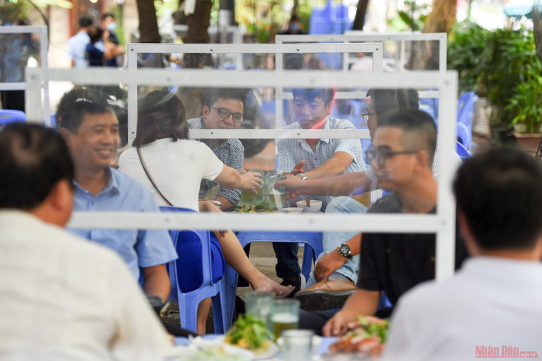 Hàng quán Hà Nội dựng vách ngăn phòng Covid-19 -0